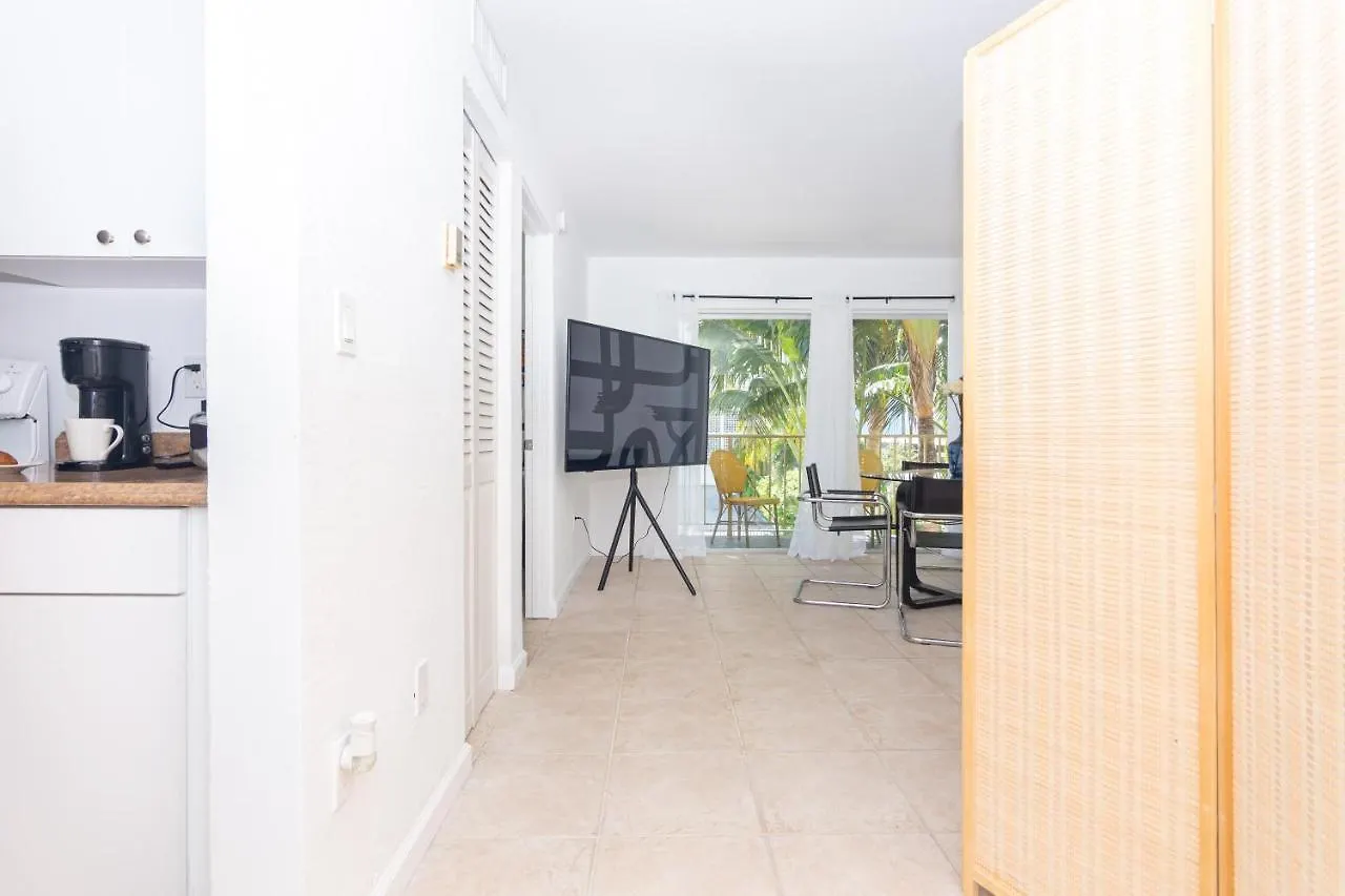 One Bedroom - With Parking & Balcony - Heart Of Wynwood Apartment *