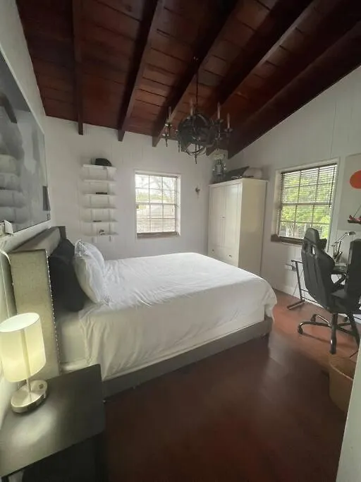 Rustica 5 Bedroom 3 Bath With Pool Next To River 1800 * Miami