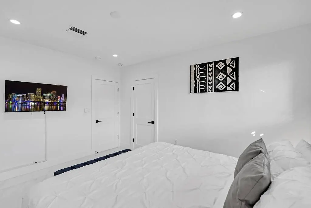 Villa Modern Home, Heated Pool Hot-tub, 12min To Ocean Miami