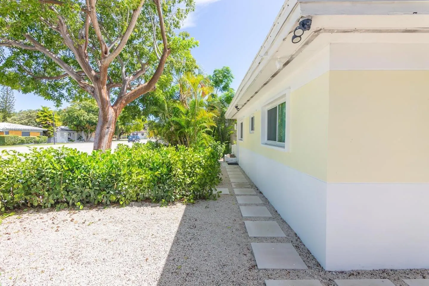 Newly Renovated Stylish In El Portal #2 Apartment