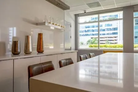 New Contempo - Bay Views & All Amenities Feriehus
