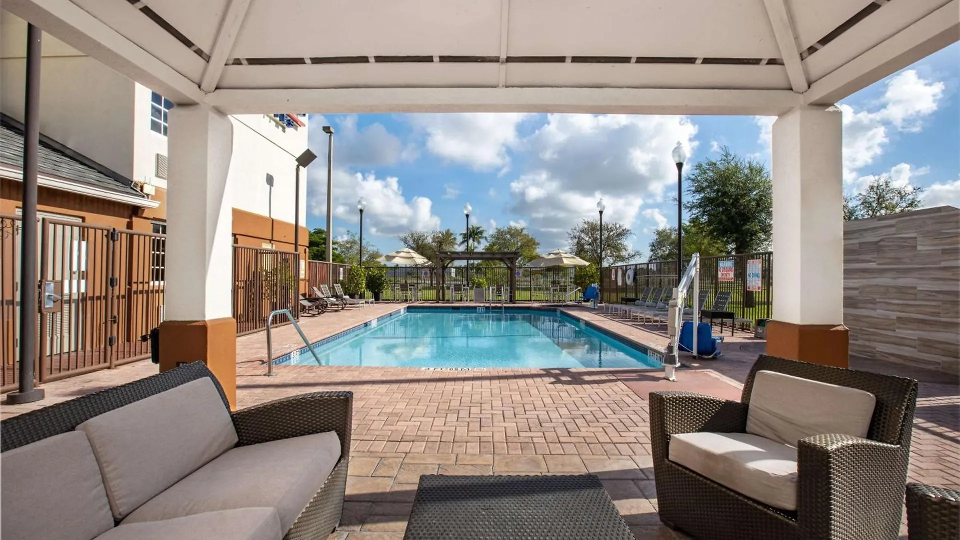 Hotell Sonesta Simply Miami Airport 2*