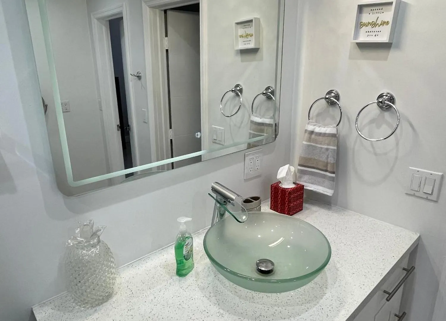 Modern Oversized 3 Bedroom In Location 度假居