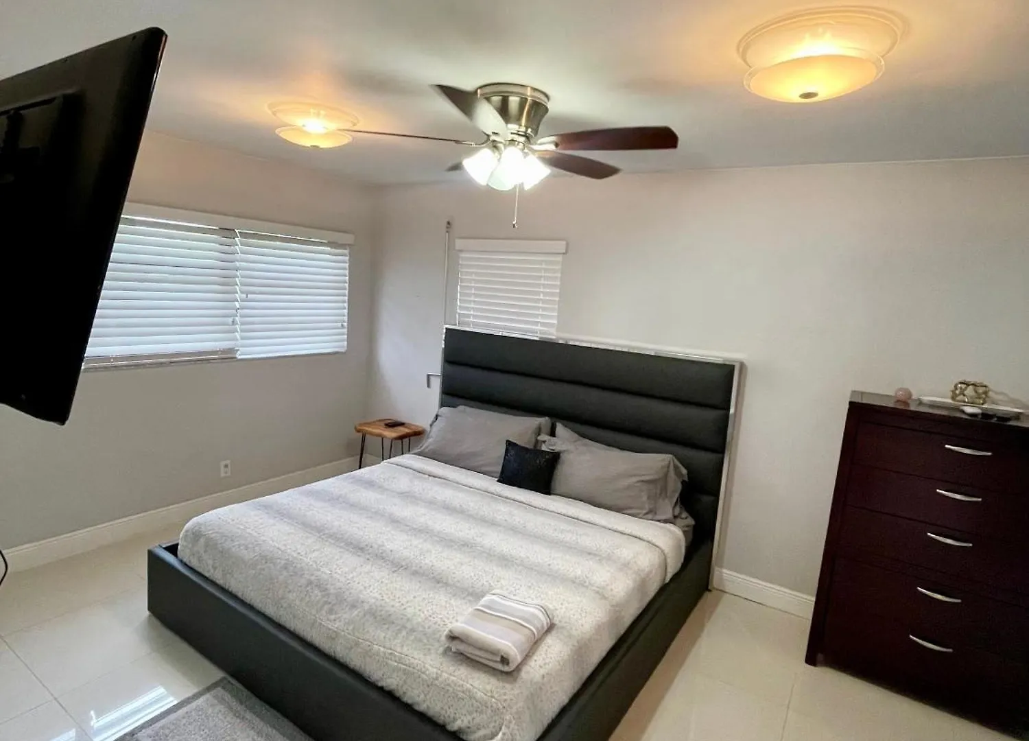 Modern Oversized 3 Bedroom In Location