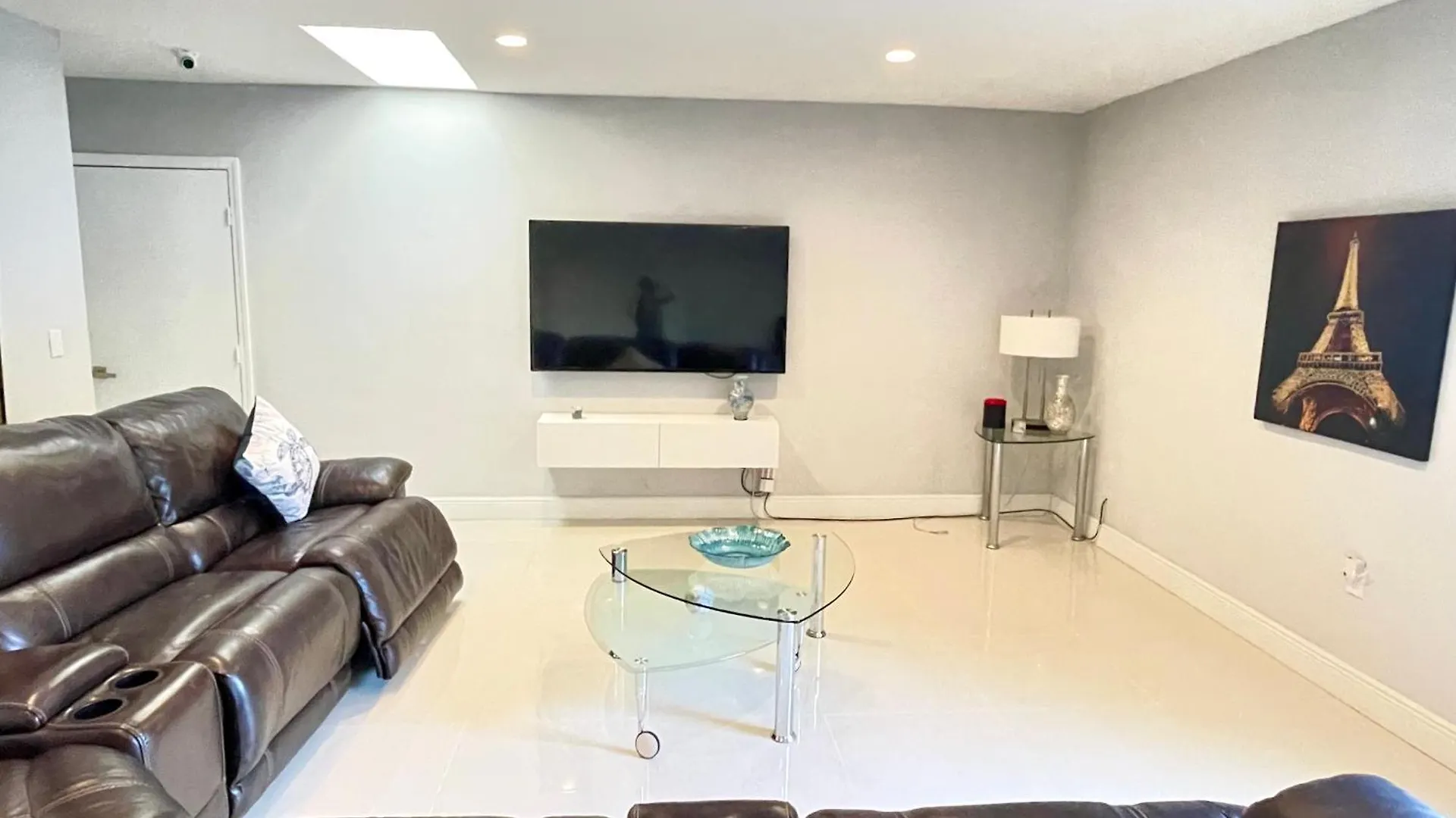 Modern Oversized 3 Bedroom In Location *