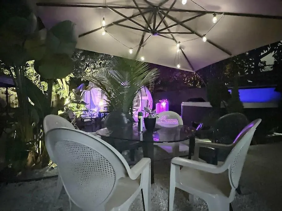 Jacuzzi•glamping•gym•parking•bbq•soft Beds•secure Holiday home *