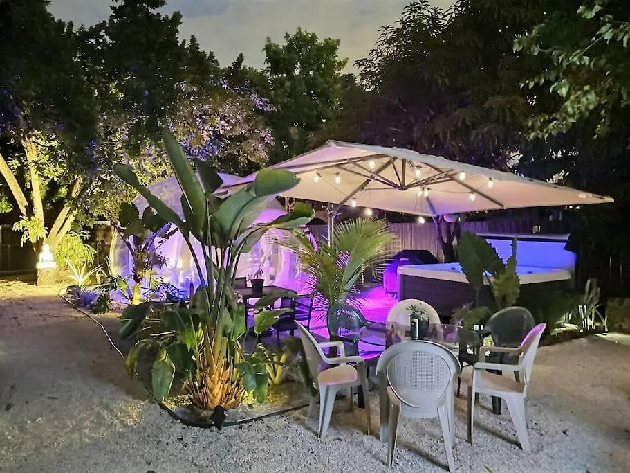 Jacuzzi•glamping•gym•parking•bbq•soft Beds•secure Holiday home *