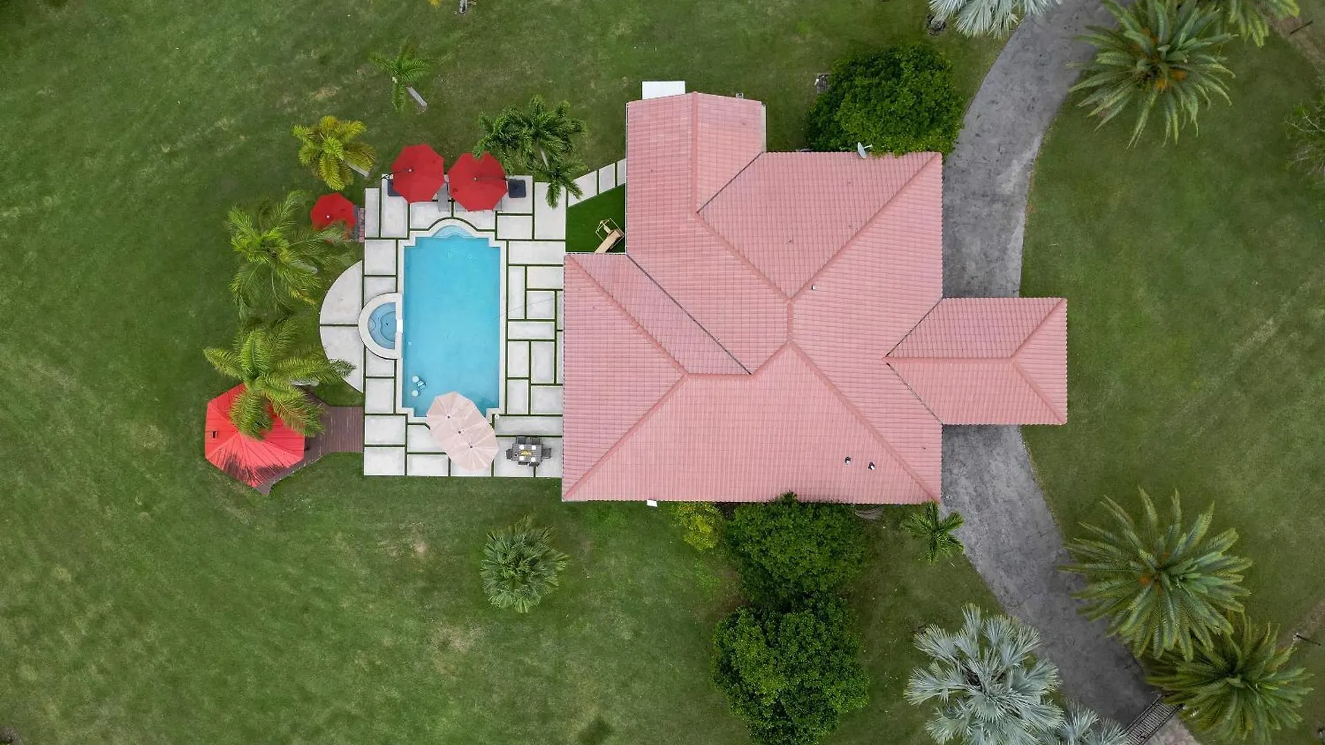 Saddle Ranch Pool And Modern Grounds *