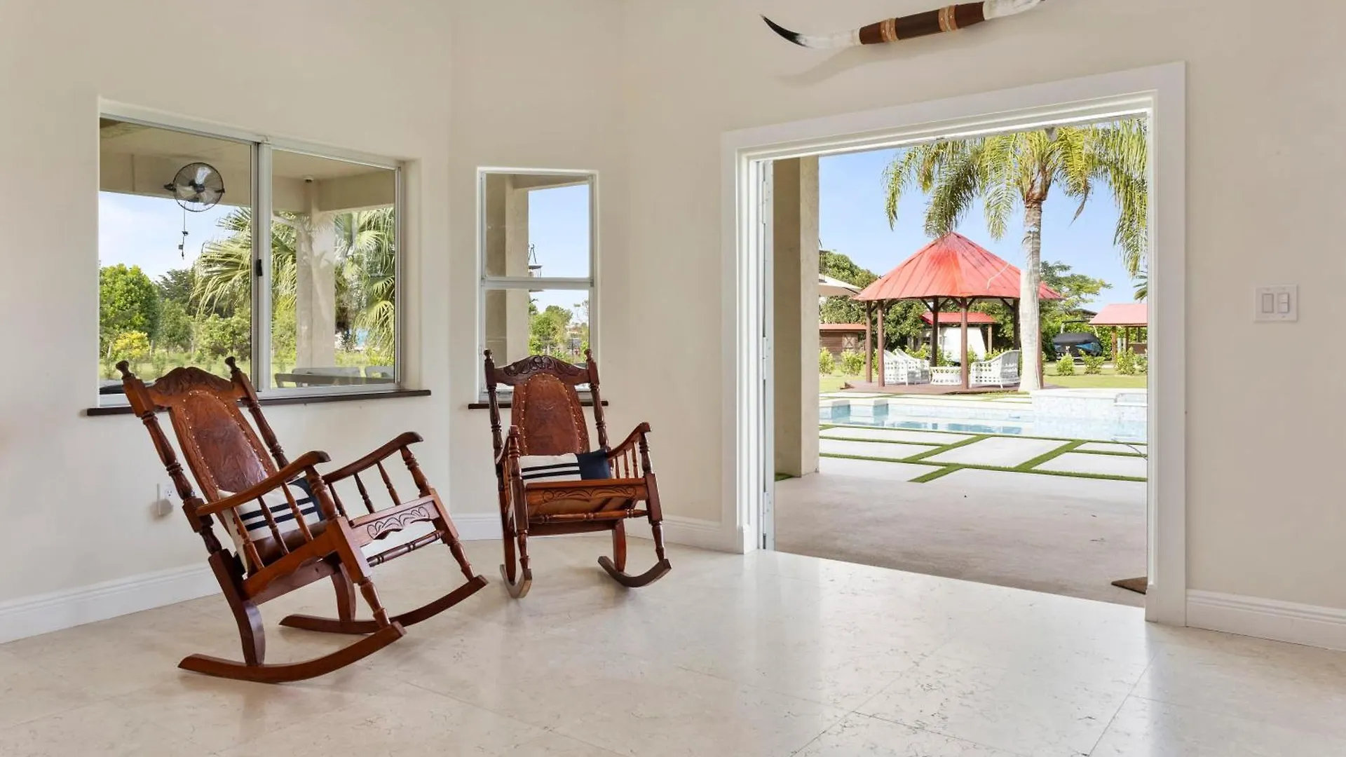 Saddle Ranch Pool And Modern Grounds * Miami