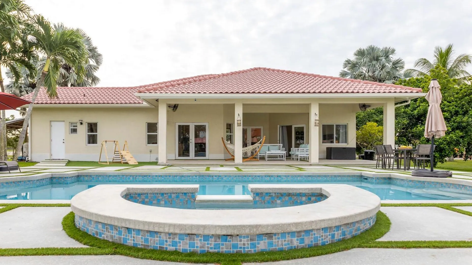 Saddle Ranch Pool And Modern Grounds