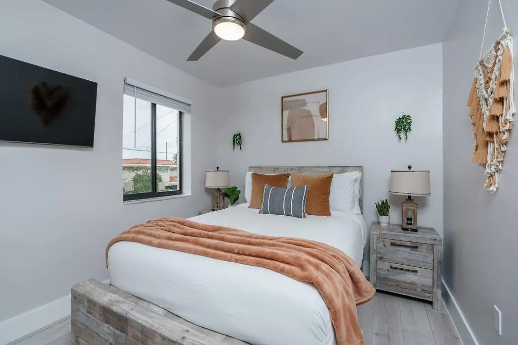 New! & Calle Ocho Simpson's Funhouse! Apartment