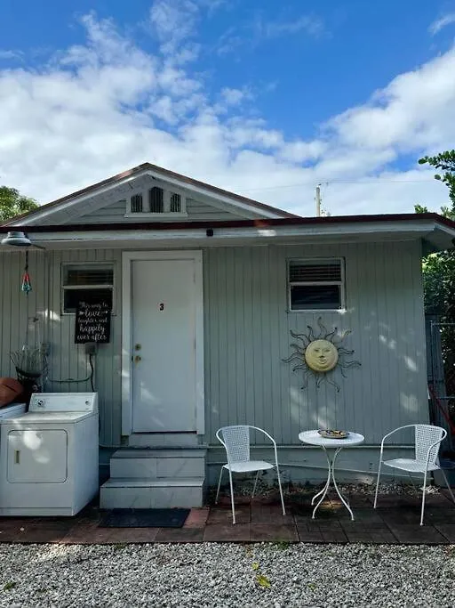 Quiet & Centrally Located House - Private Parking, Laundry And Storage For Luggage Nyaraló