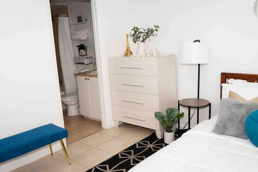 Newly Renovated 5 Min From Airport Apartmán *