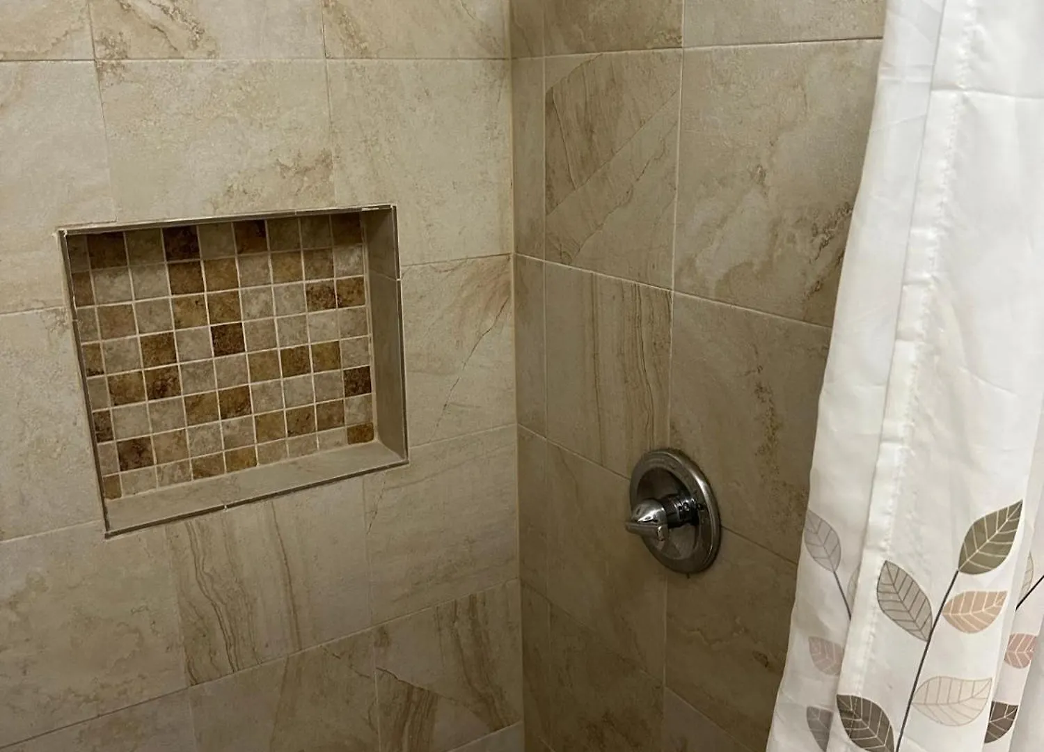 Cozy Queen Bed With 60 Inch Smart Tv, Netflix, Airplay, Mini-fridge, And 500 Mbps Wifi Near Fiu, Dolphin Mall, Airport