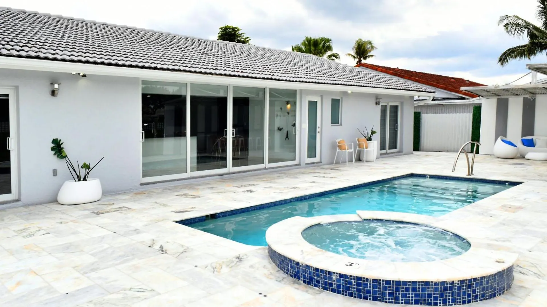 Luxurious With Bbq, Hot Tub, Heated Pool & Wifi - L36 度假居