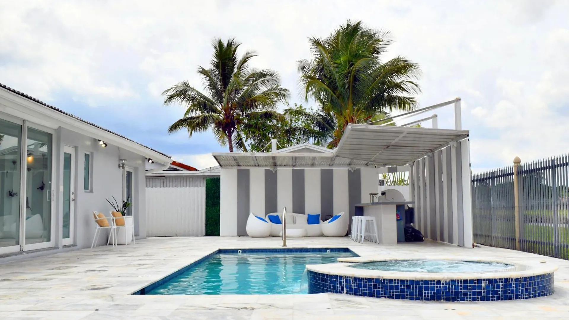 Luxurious With Bbq, Hot Tub, Heated Pool & Wifi - L36 *