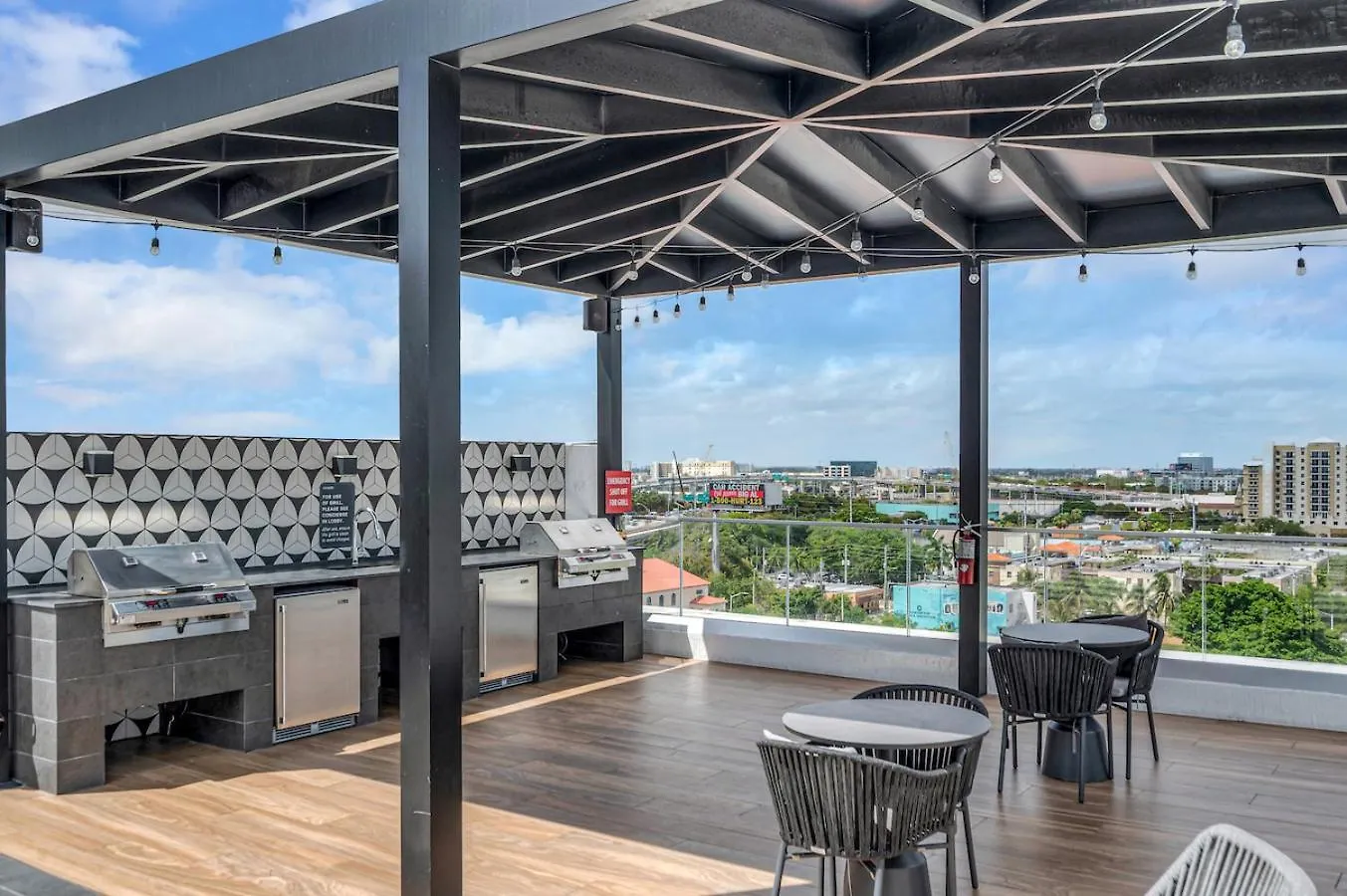 Modern Unit In Downtown With Free Parking *
