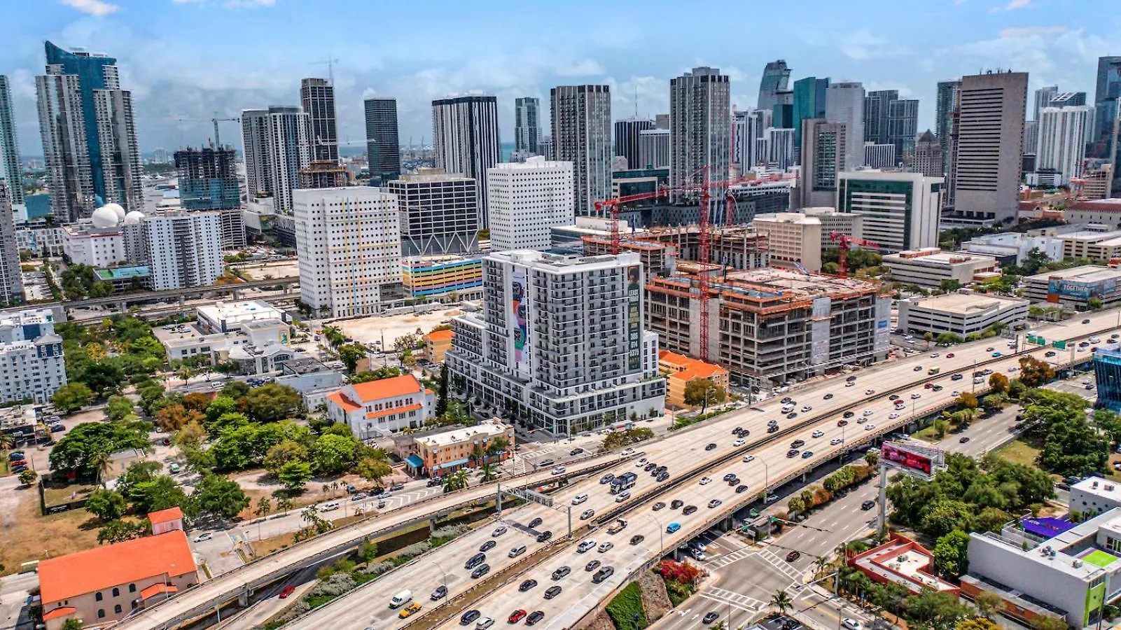 Modern Unit In Downtown With Free Parking