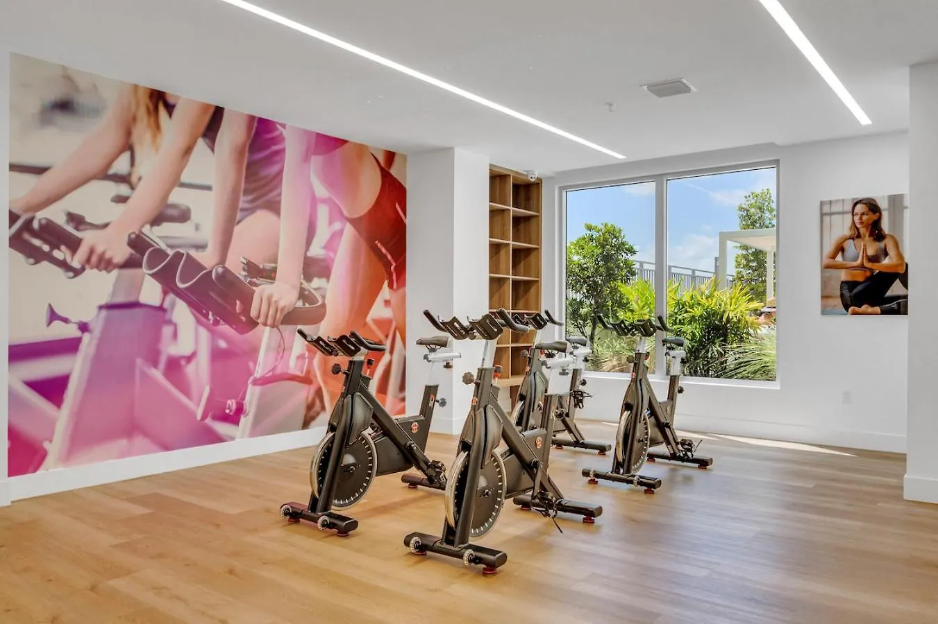 Modern Unit In Downtown With Free Parking *