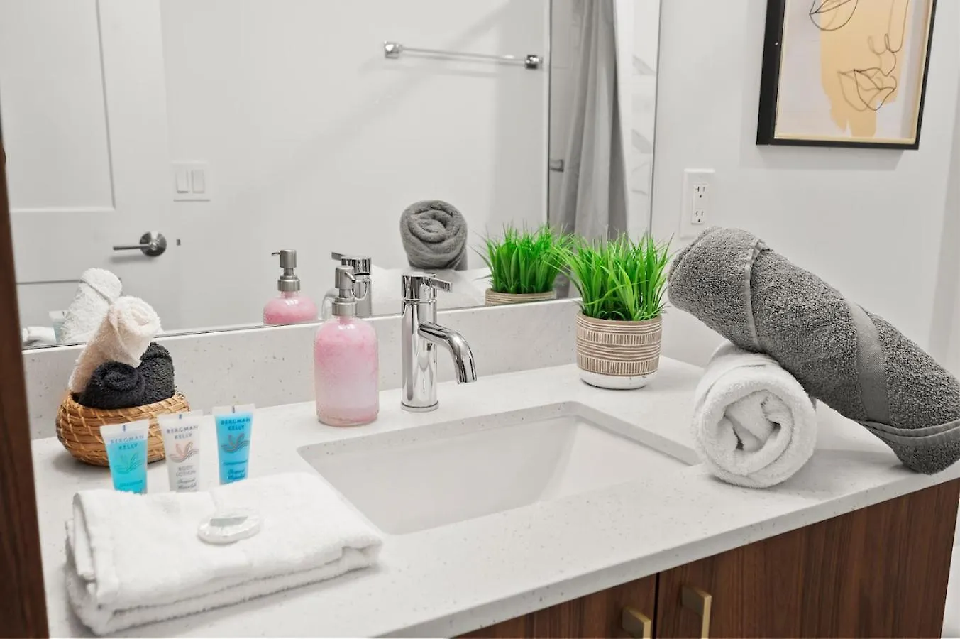 Apartment Modern Unit In Downtown With Free Parking