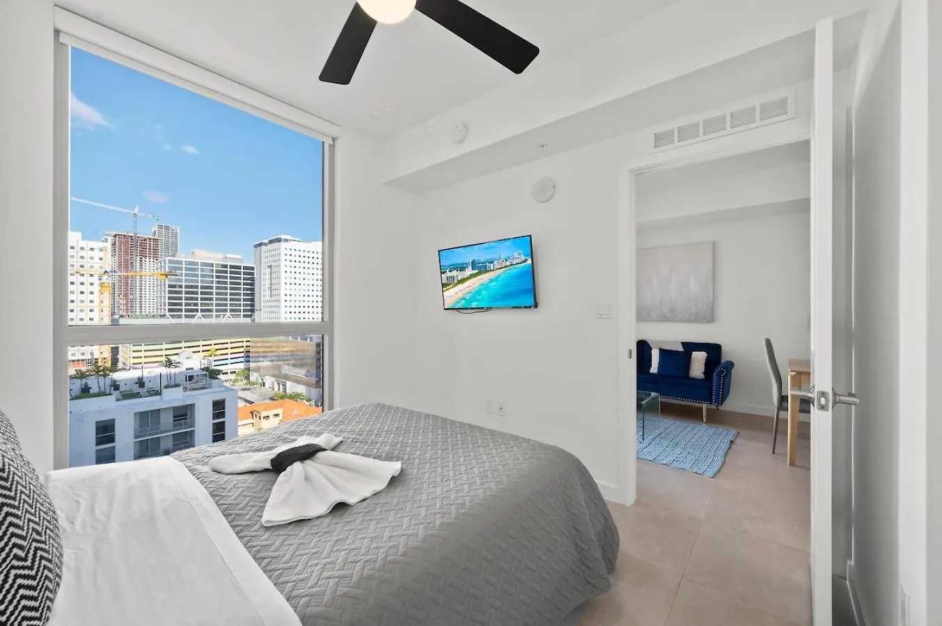 Modern Unit In Downtown With Free Parking Apartment