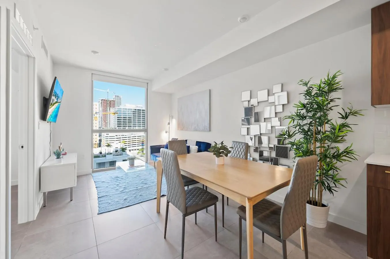 Apartment Modern Unit In Downtown With Free Parking *