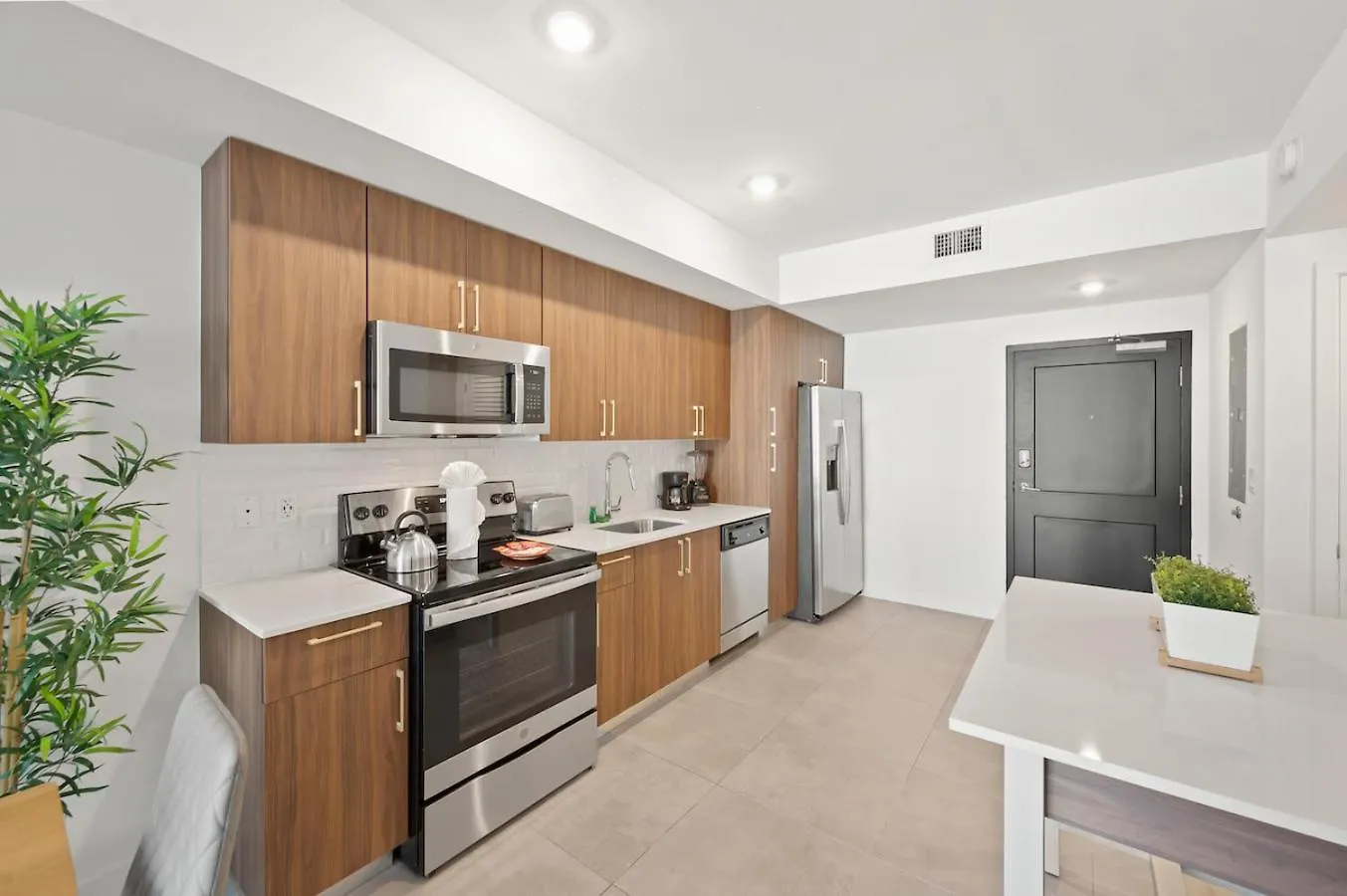 Modern Unit In Downtown With Free Parking