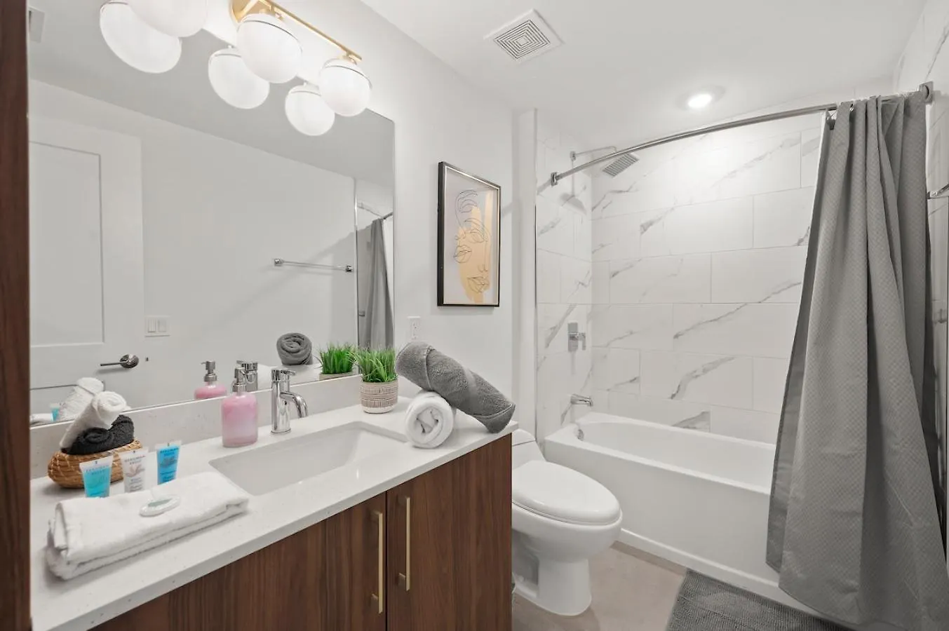 Modern Unit In Downtown With Free Parking Apartment *