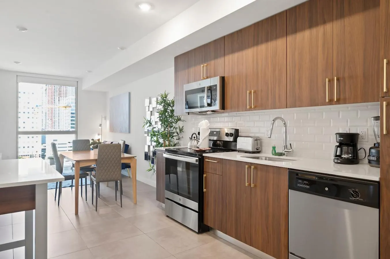 Modern Unit In Downtown With Free Parking Apartment *