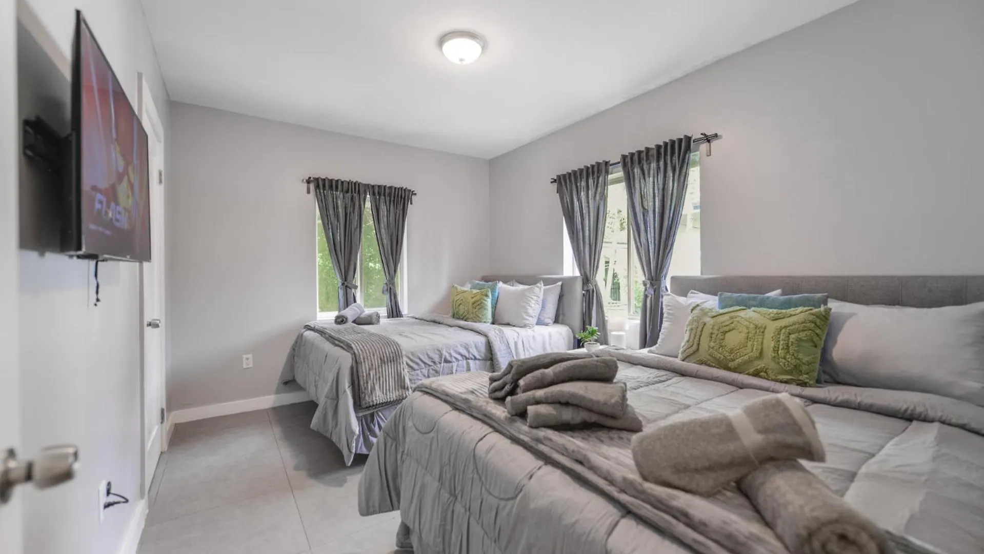 Awesome Duplex On The East Side Of *