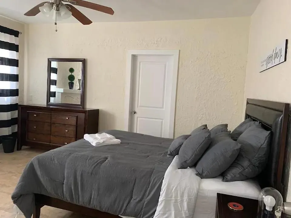 Private Close To Airport - Free Parking - 01