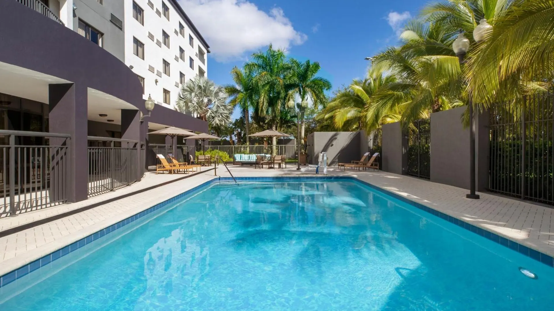 Courtyard By Marriott Miami At Dolphin Mall Hotel