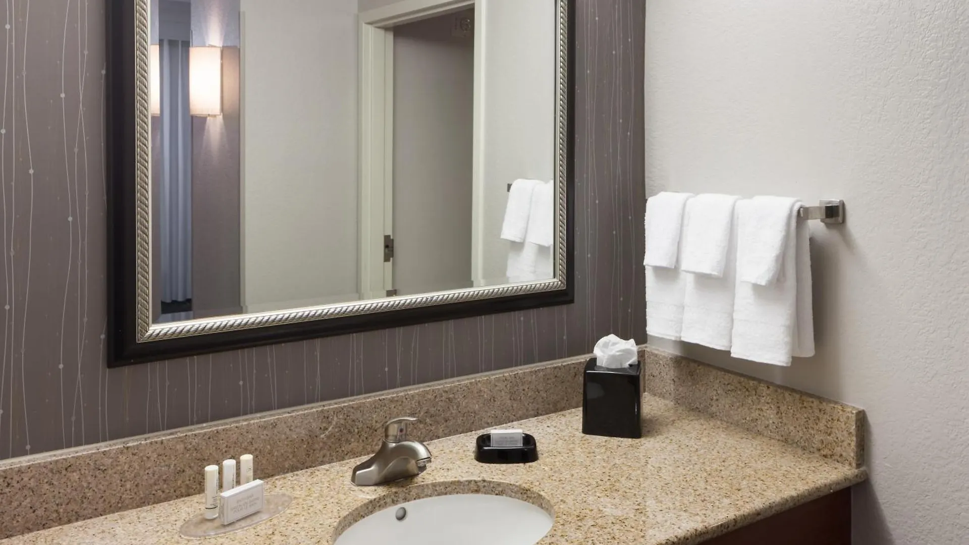 Courtyard By Marriott Miami At Dolphin Mall Hotel Sweetwater