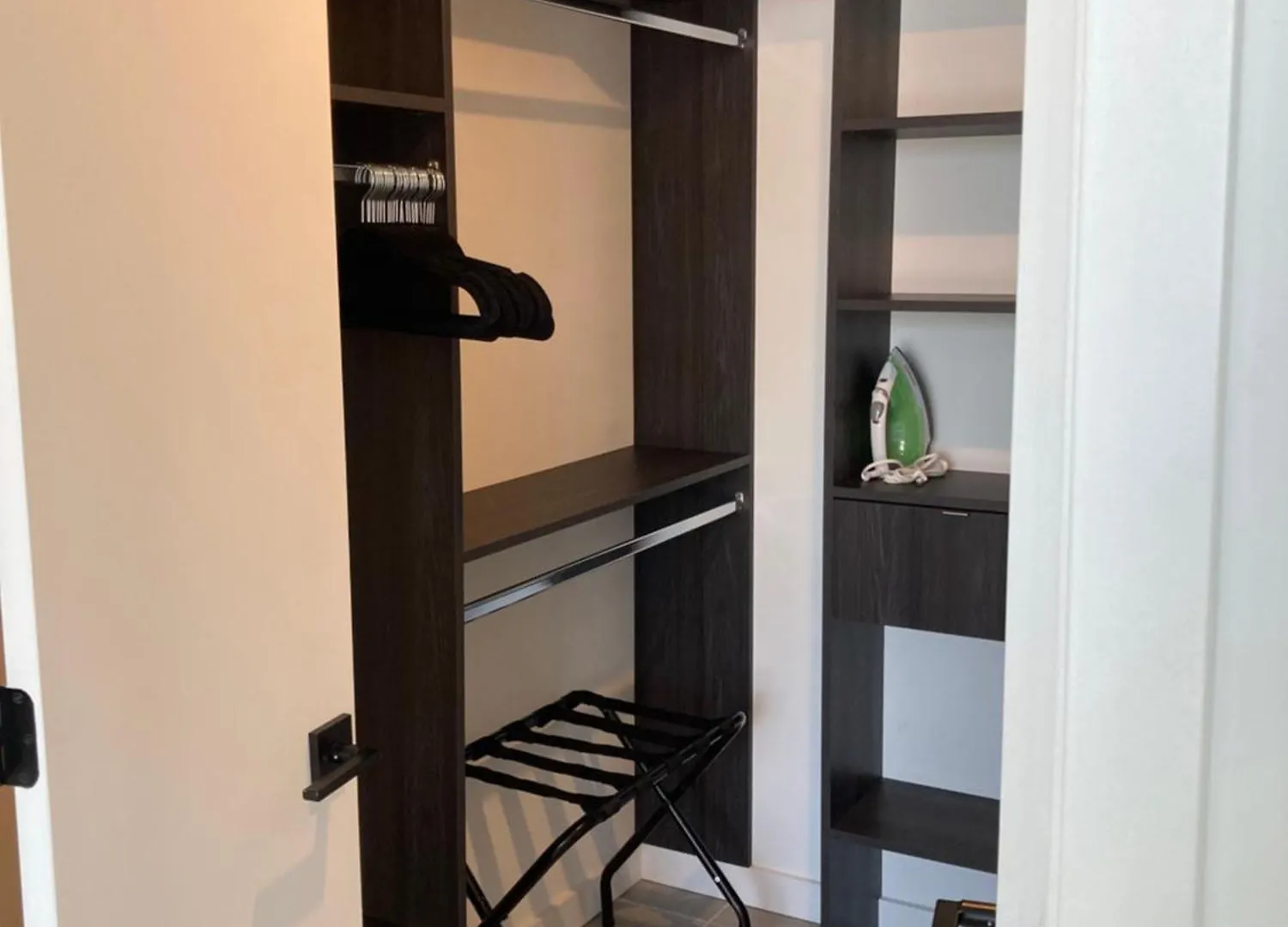Apartment Brand New Modern 1 Bedroom Unit Downtown *