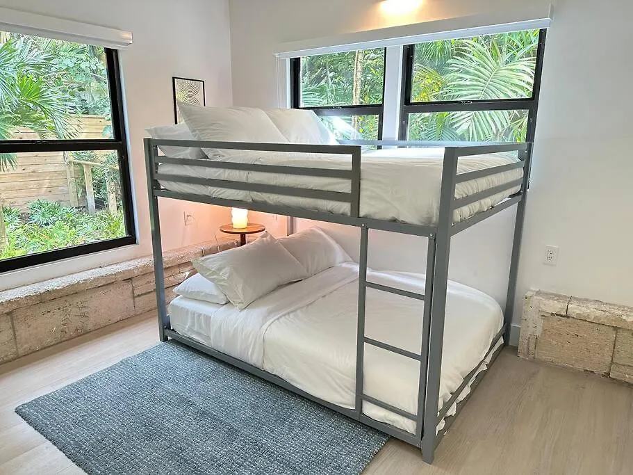 Coconut Grove Mid-century Jungle Oasis Prázdninový dům *