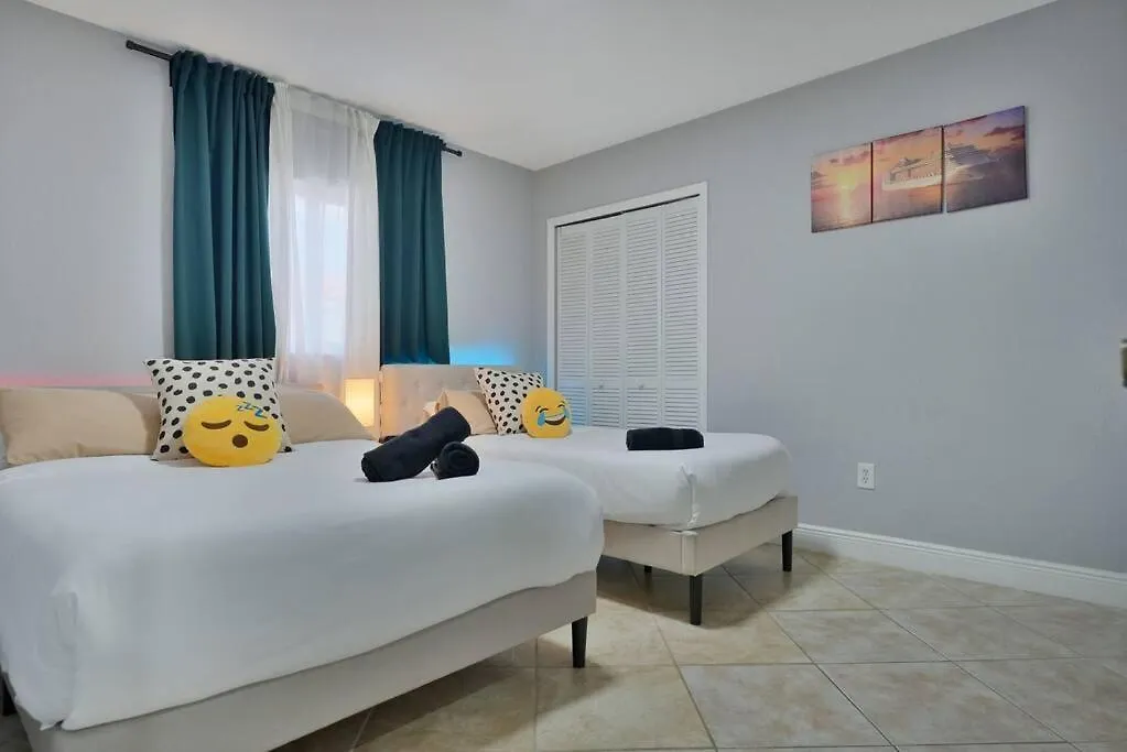 Escape Gameroom, Bar, Bbq, Spacious,king Bed, Luxury Mattresses, Near Beach, 6 Blocks Away From Bars, Nite Clubs, Res, Shops Hébergement de vacances *