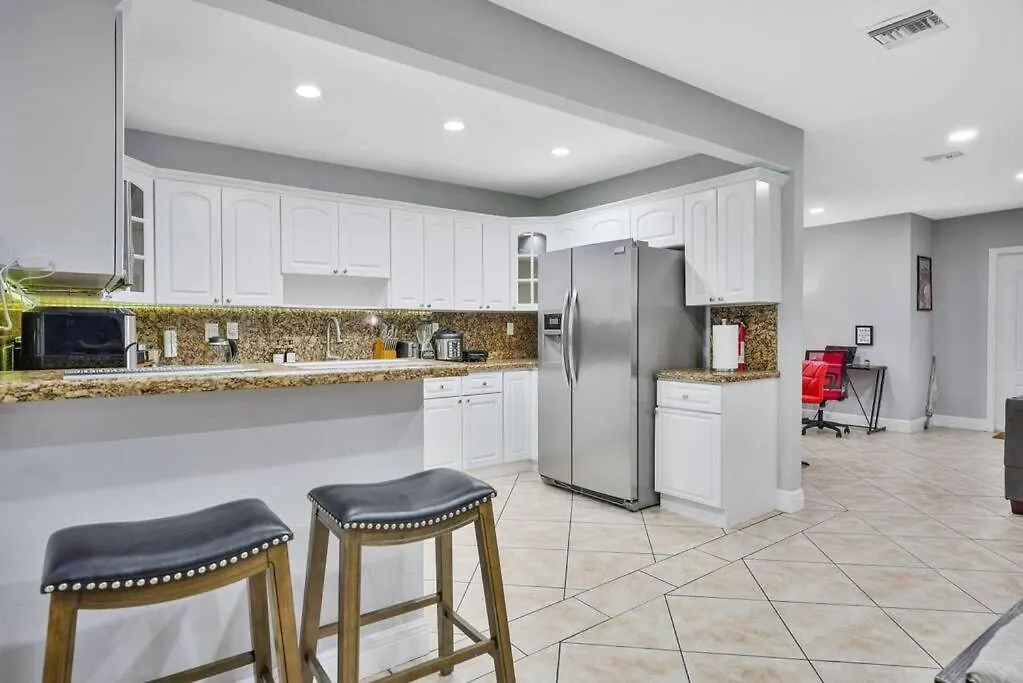 Escape Gameroom, Bar, Bbq, Spacious,king Bed, Luxury Mattresses, Near Beach, 6 Blocks Away From Bars, Nite Clubs, Res, Shops