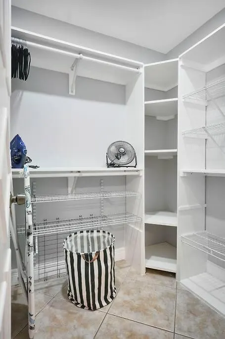 Escape Gameroom, Bar, Bbq, Spacious,king Bed, Luxury Mattresses, Near Beach, 6 Blocks Away From Bars, Nite Clubs, Res, Shops Hébergement de vacances