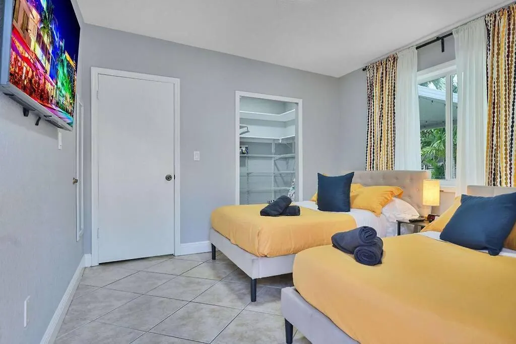 Escape Gameroom, Bar, Bbq, Spacious,king Bed, Luxury Mattresses, Near Beach, 6 Blocks Away From Bars, Nite Clubs, Res, Shops