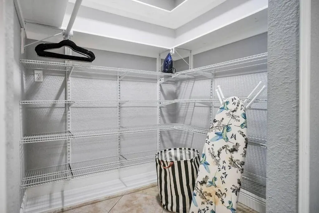 Escape Gameroom, Bar, Bbq, Spacious,king Bed, Luxury Mattresses, Near Beach, 6 Blocks Away From Bars, Nite Clubs, Res, Shops Hébergement de vacances *
