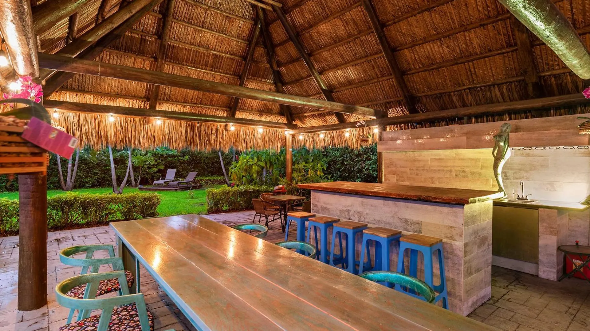 Blockchain - Acre Lot W/ Pool-hot Tub-bars-tiki-games-theater! *