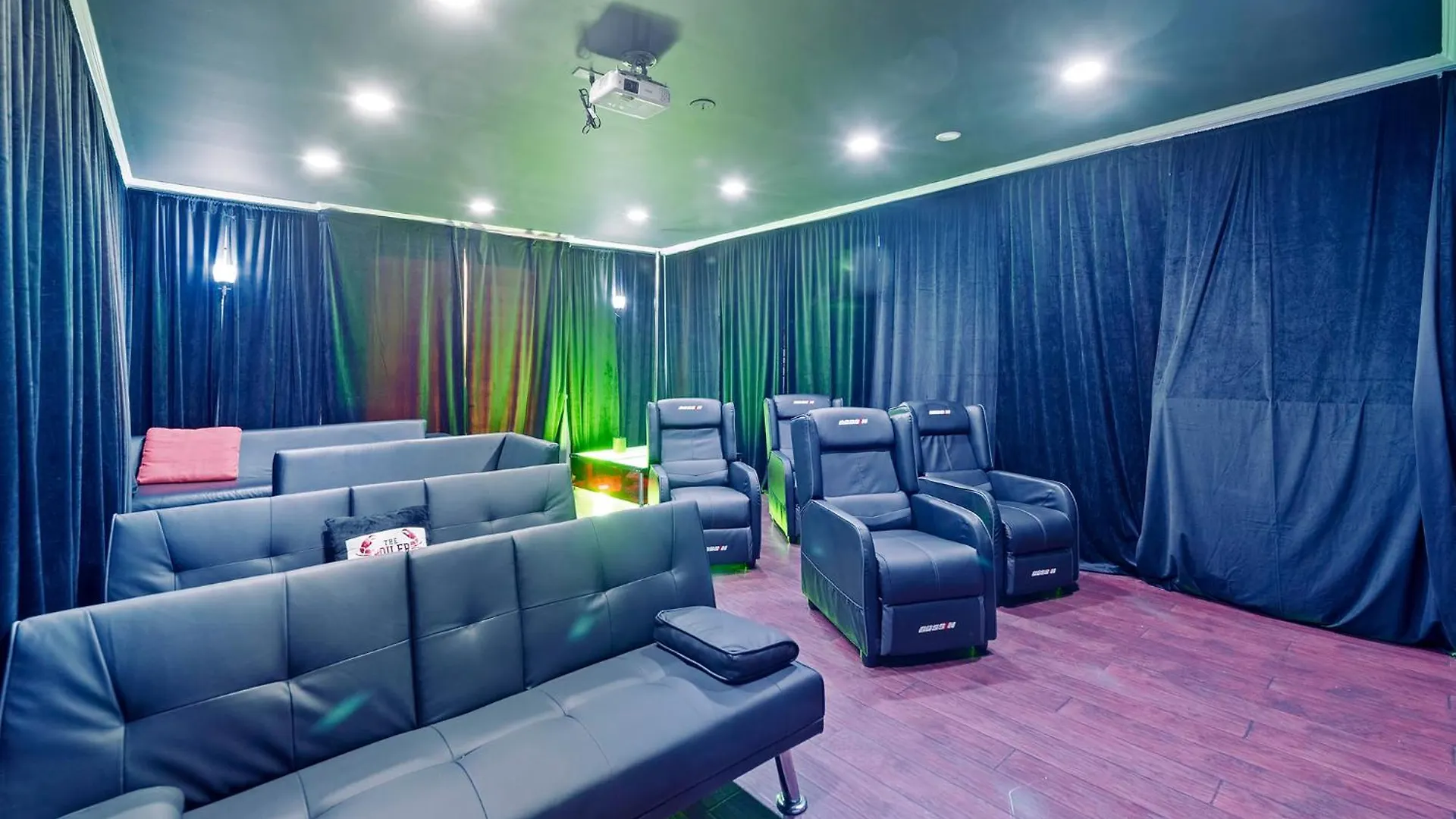 Blockchain - Acre Lot W/ Pool-hot Tub-bars-tiki-games-theater! Villa