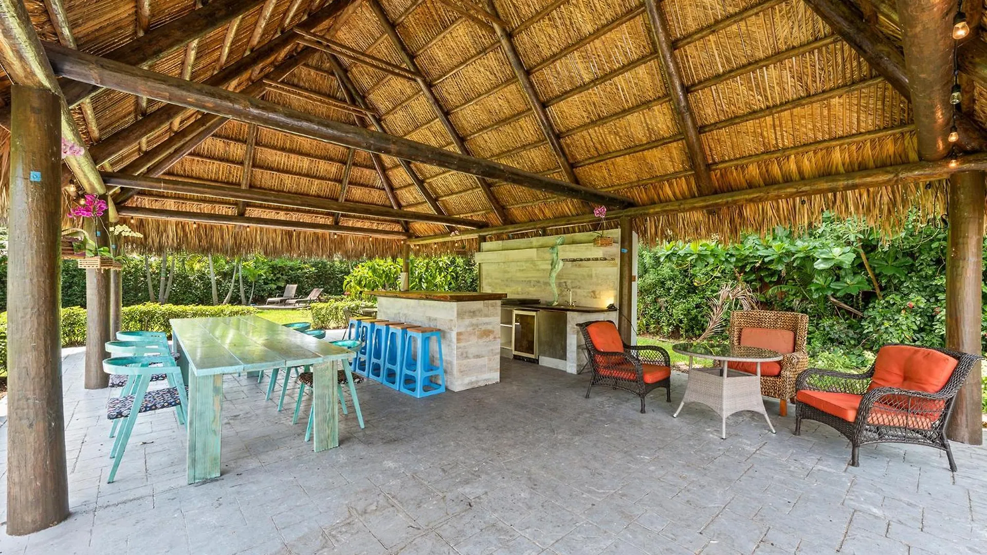 Blockchain - Acre Lot W/ Pool-hot Tub-bars-tiki-games-theater!