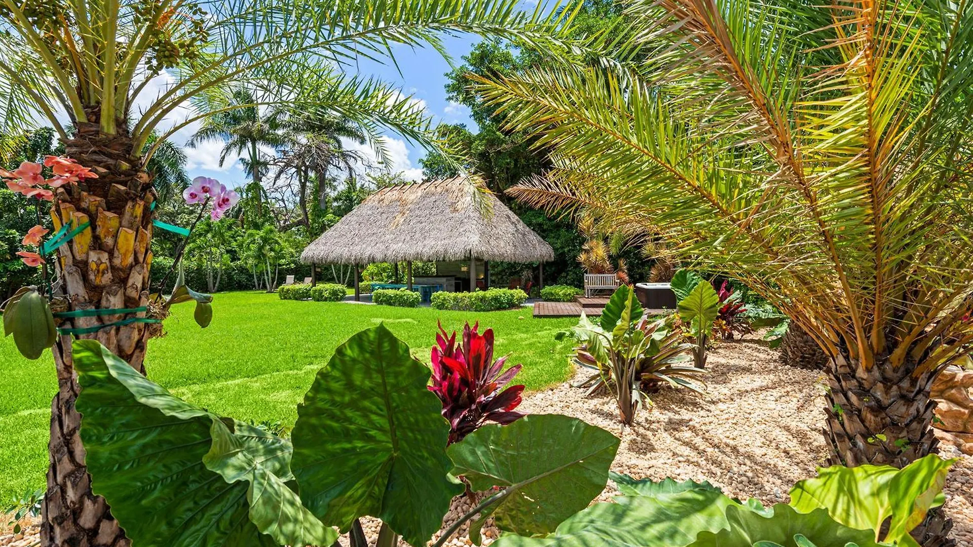 Blockchain - Acre Lot W/ Pool-hot Tub-bars-tiki-games-theater! Villa