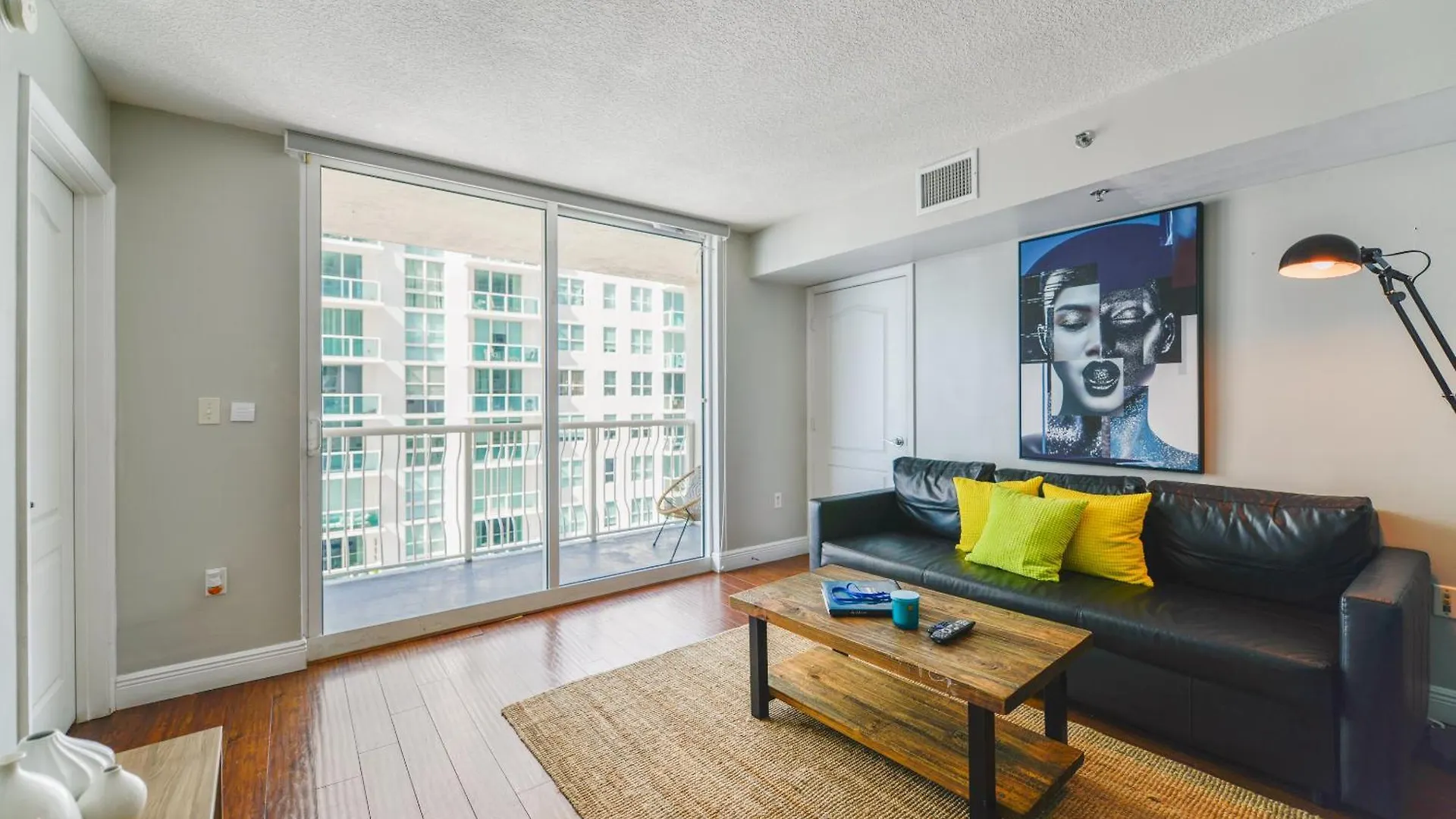 Amazing 3 Bedroom At Brickell With Pool