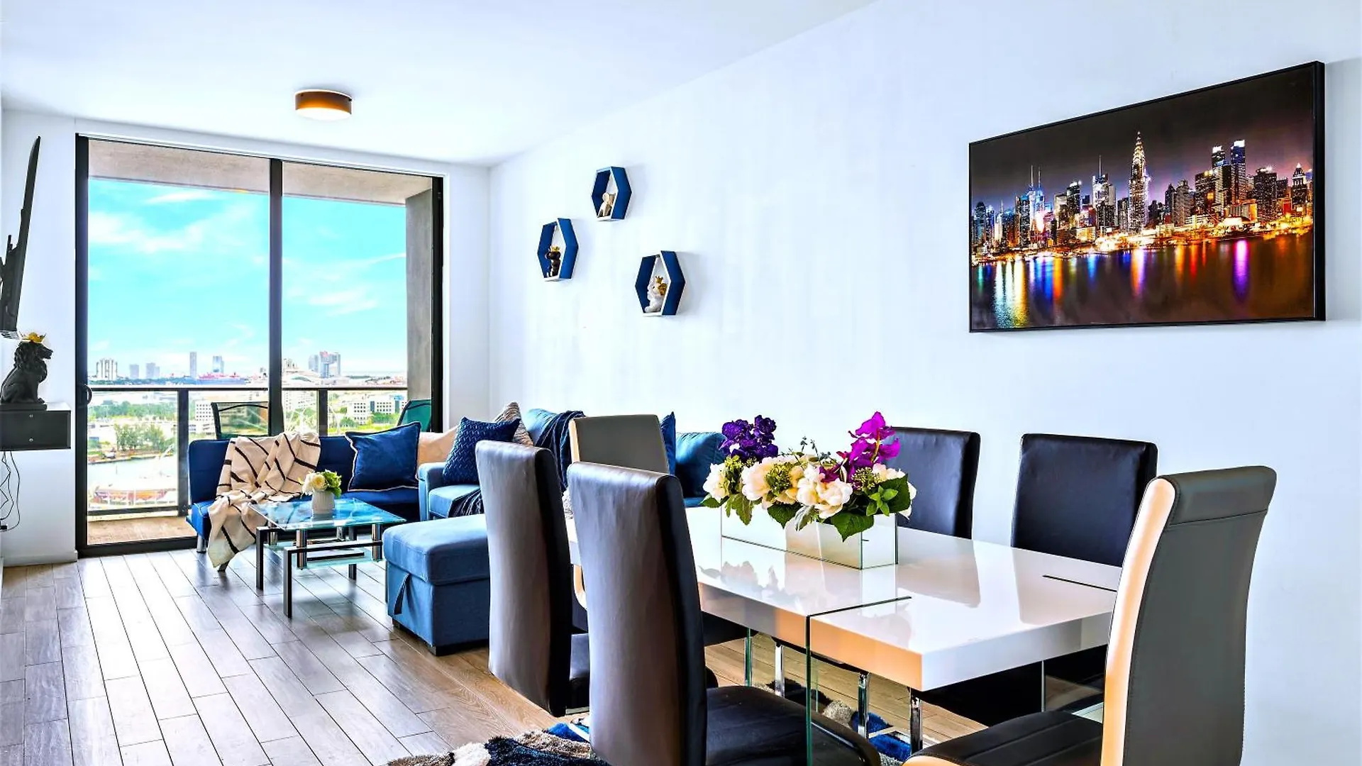 Experience The Perfect Life!! Centrally Located Luxury Condo! Appartement