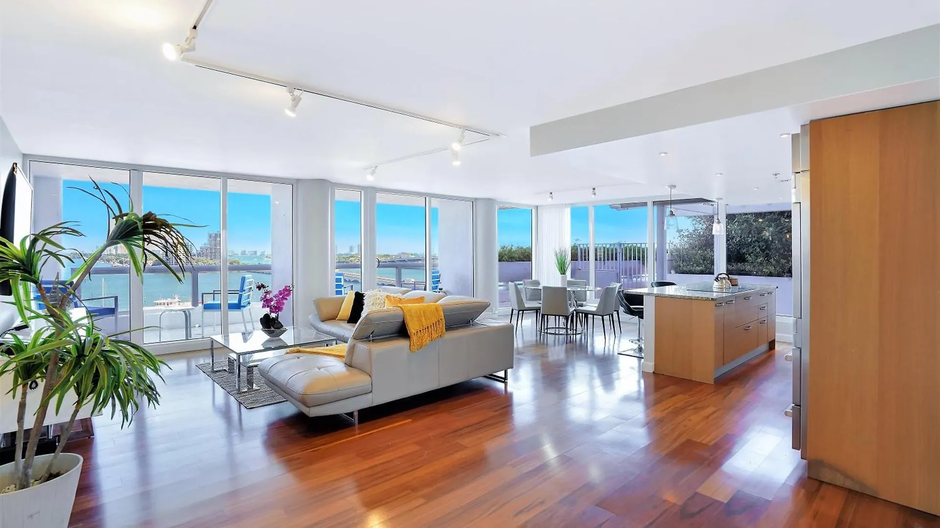 Wait N' Sea! Direct Water Views, Steps From Pool! * Miami