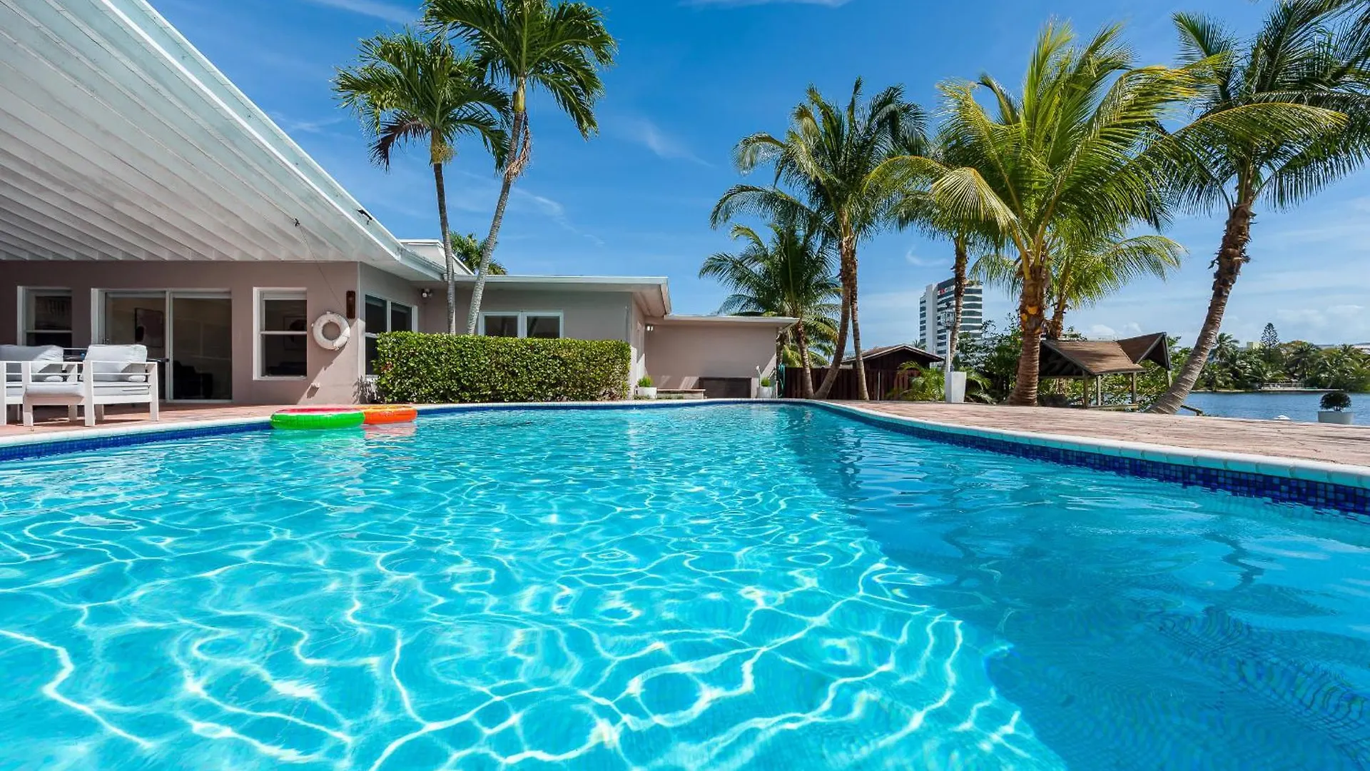 度假居 Tropical Waterfront Family Oasis - Amazing Location