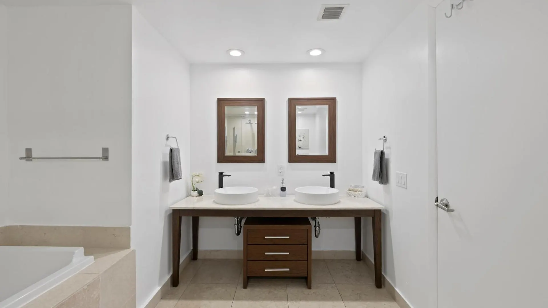 2b2b W Water View - Free Parking - Pool - Lux Miami
