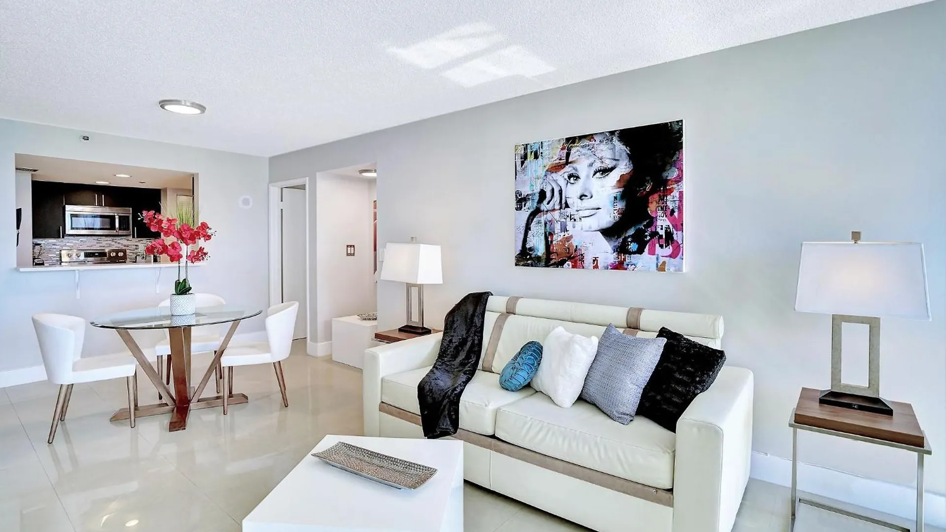 In Love! Skyline Views, Renovated Apartment *